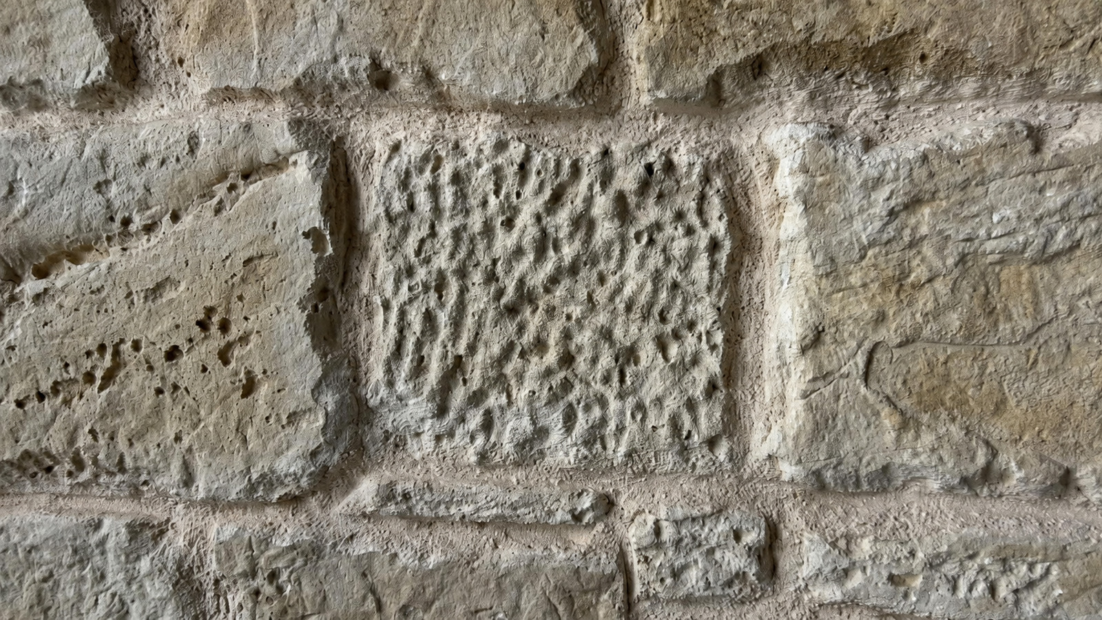 Photographie naturelle de référence montrant des pierres calcaires texturées et un joint ancien, inspiration d’Appareil de Ménerbes