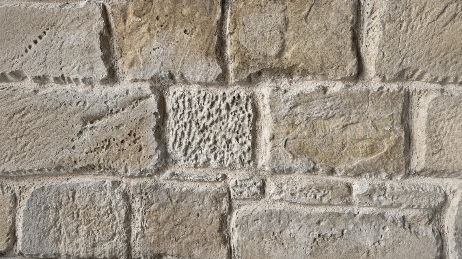 Mur en pierres calcaires taillées et patinées avec joint sable, photographie naturelle de référence pour Appareil de Ménerbes — Authenti-Stones™