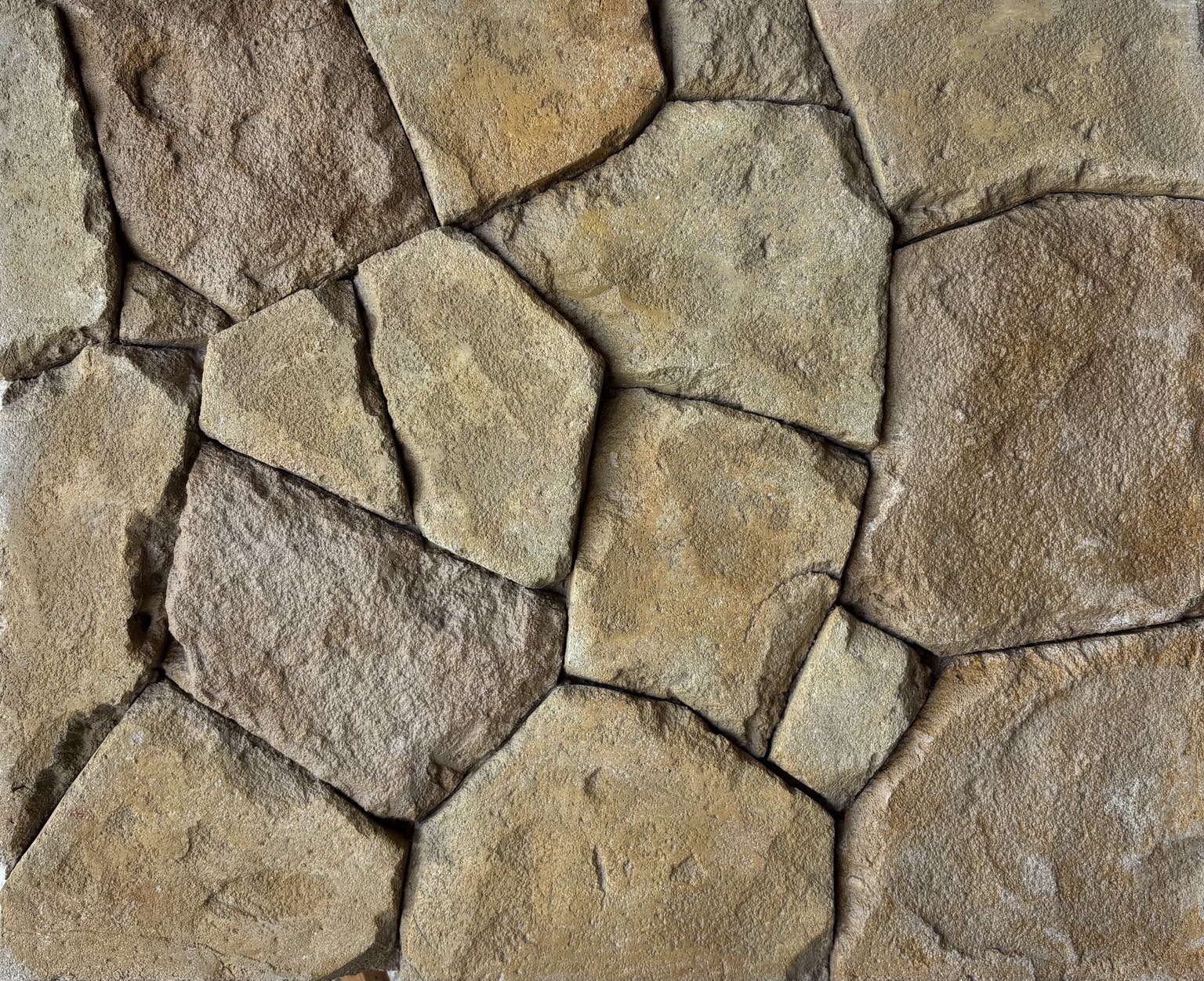Vue rapprochée de l’Appareil des Taillades, composé de grandes pierres polygonales aux nuances beige, ocre et gris pierre, création Authenti-Stones™