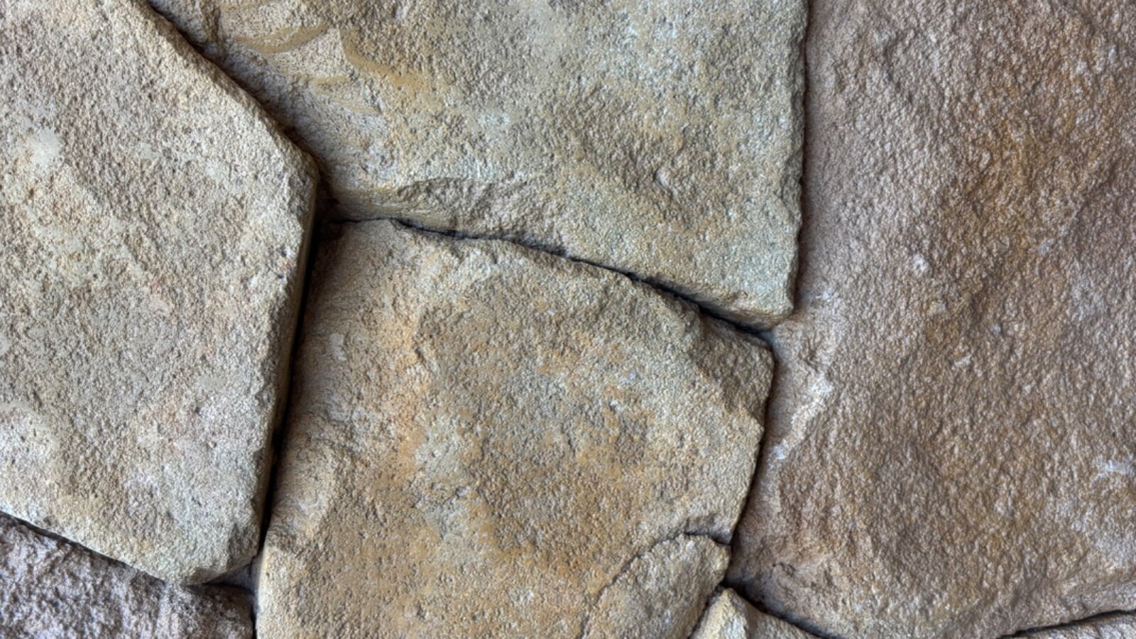 Détail de l’échantillon Appareil des Taillades en pierres polygonales sculptées — Authenti-Stones™