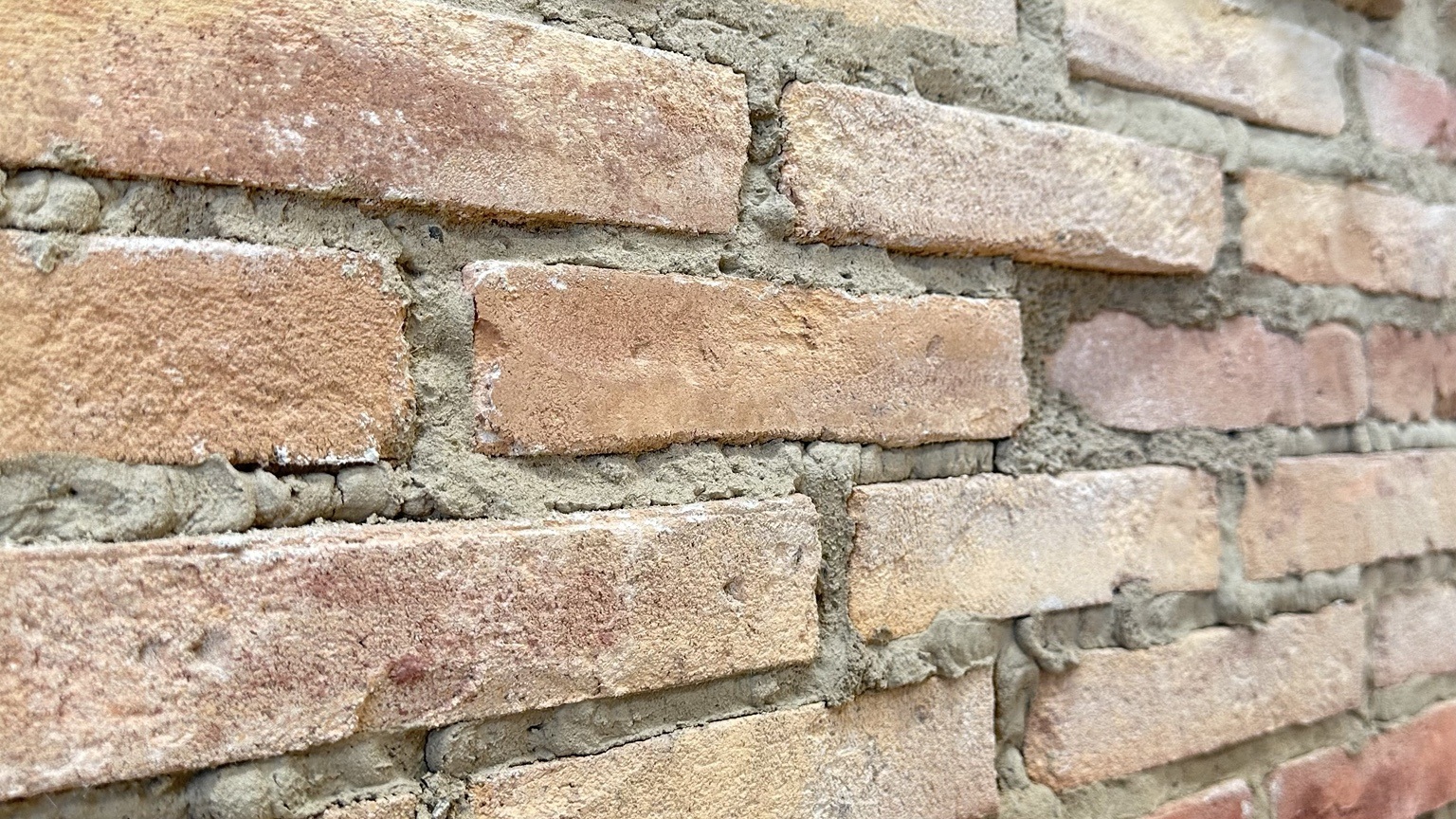 Mur en briques anciennes rosées avec joints à l’ancienne, création Briques de Sablet par Authenti-Stones™