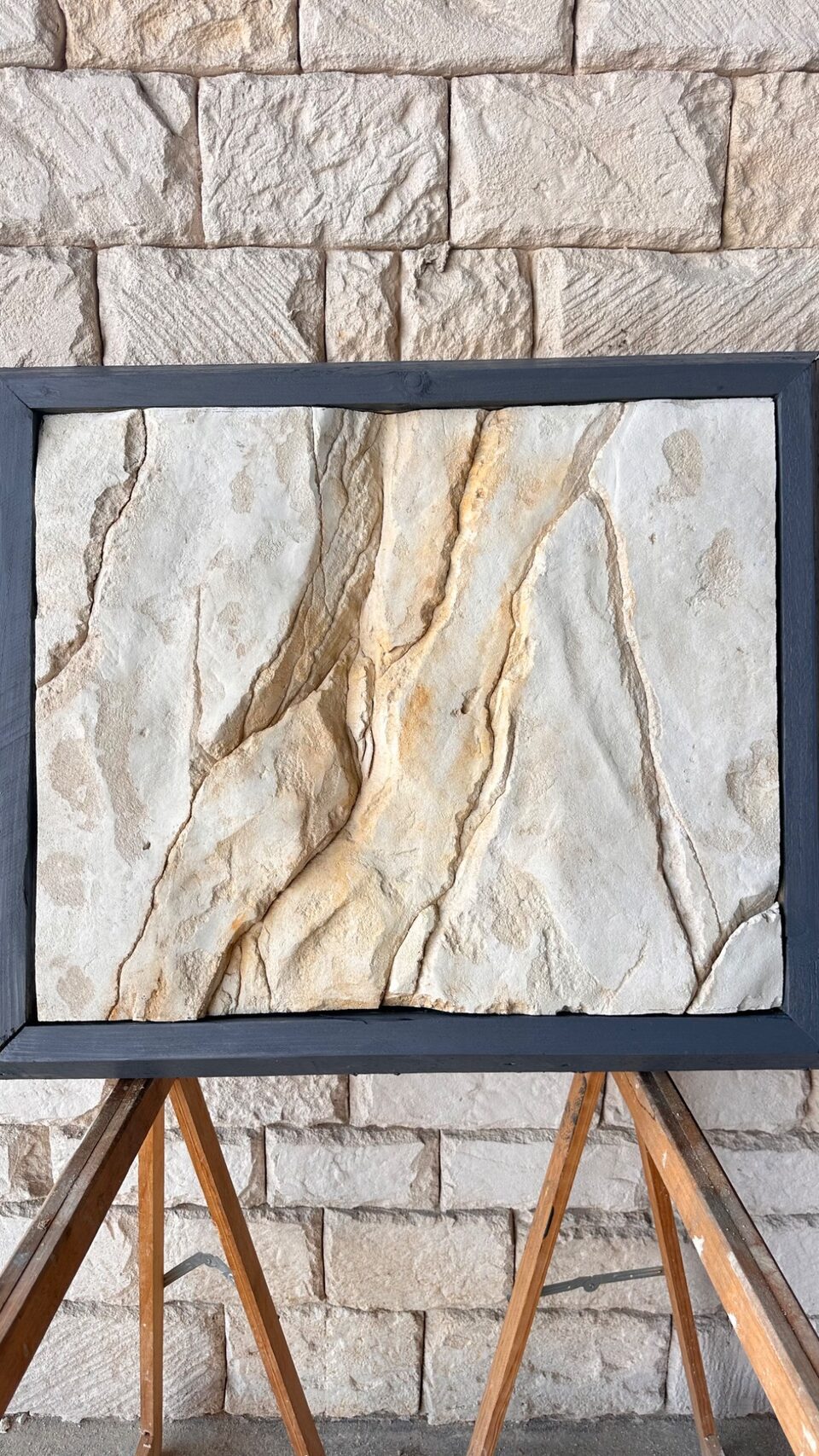 Maquette artisanale Dentelles de Beaumes sculptée par Thierry BKLK, avec reliefs calcaires clairs et failles minérales