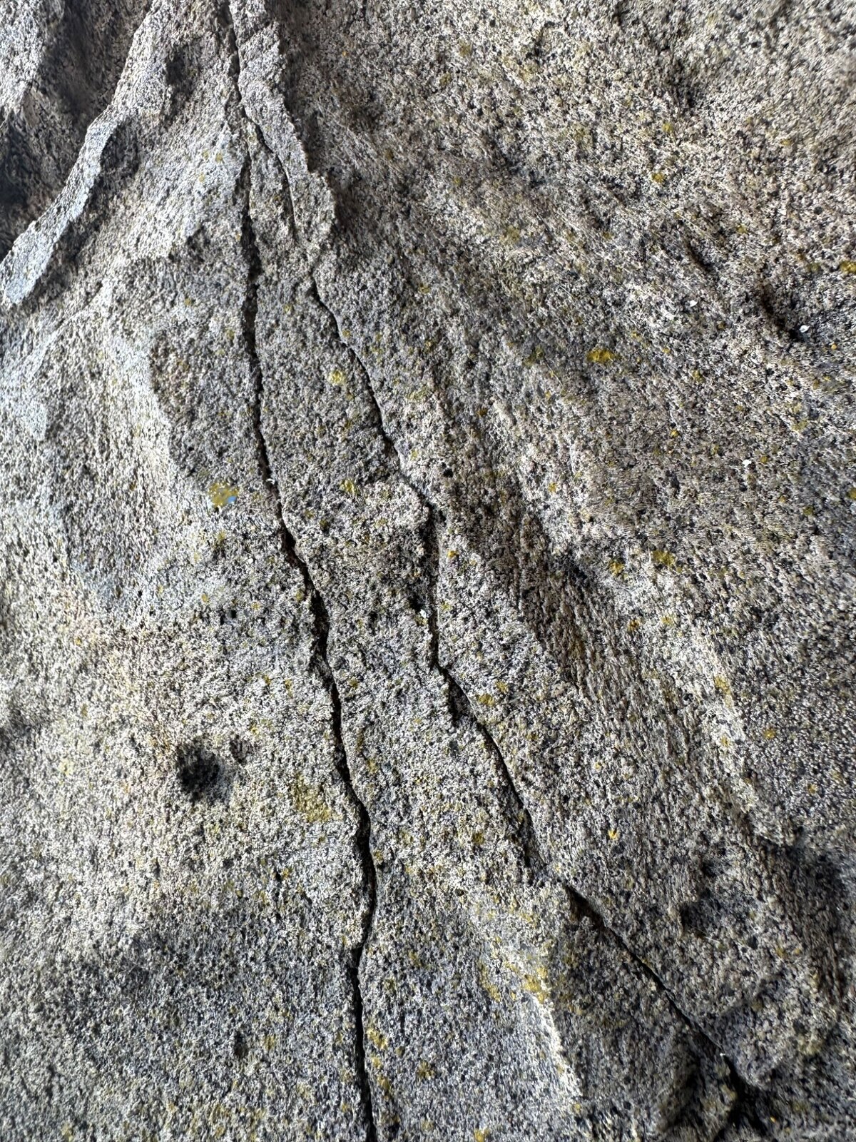 Second échantillon réel Faille de Lacrouzette avec plans rocheux gris et fractures sculptées — Authenti-Stones™