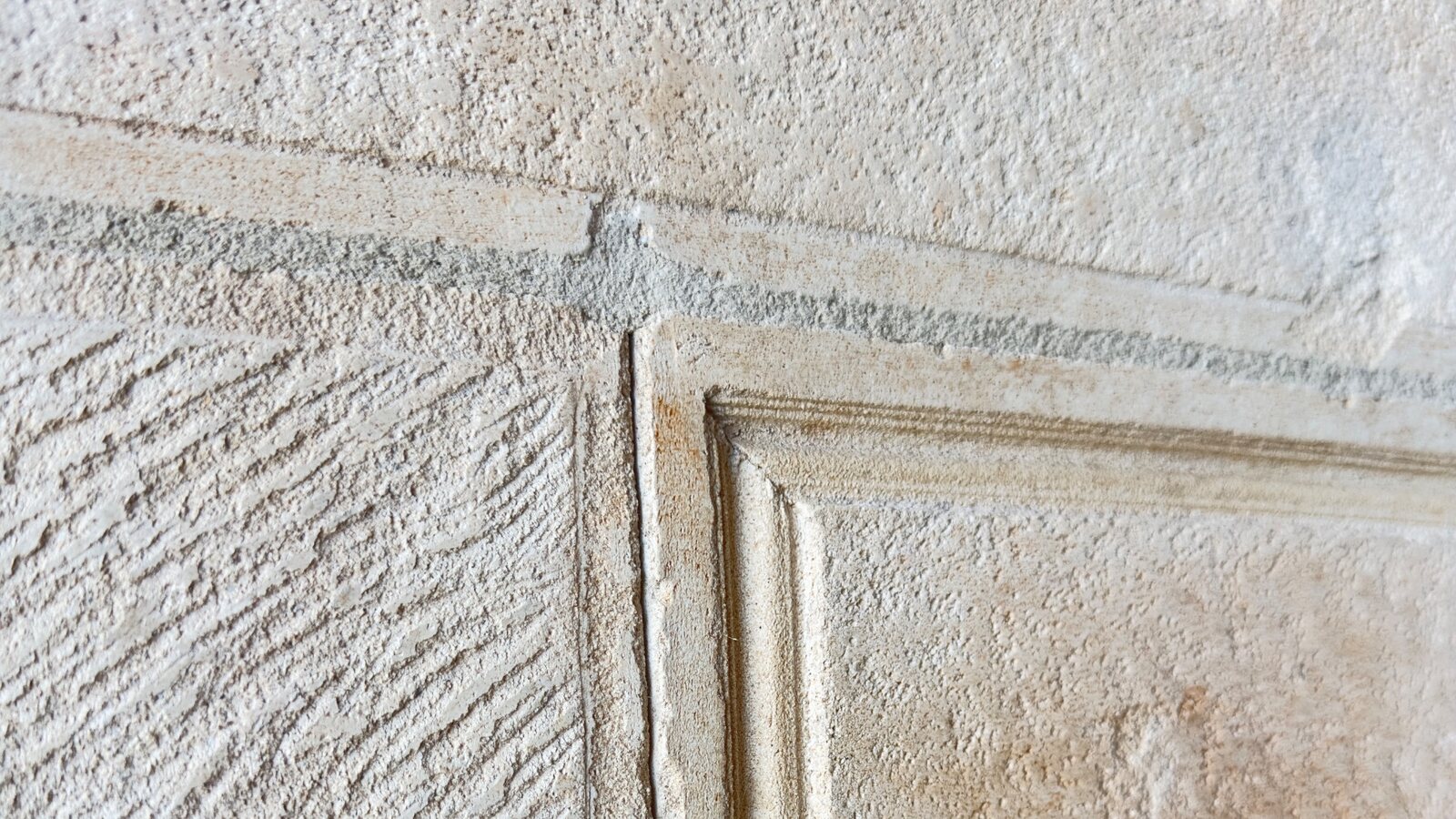 Détail de la création Pierre de Crillon avec pierre de taille claire sculptée, joint minéral et encadrement mouluré — Authenti-Stones™