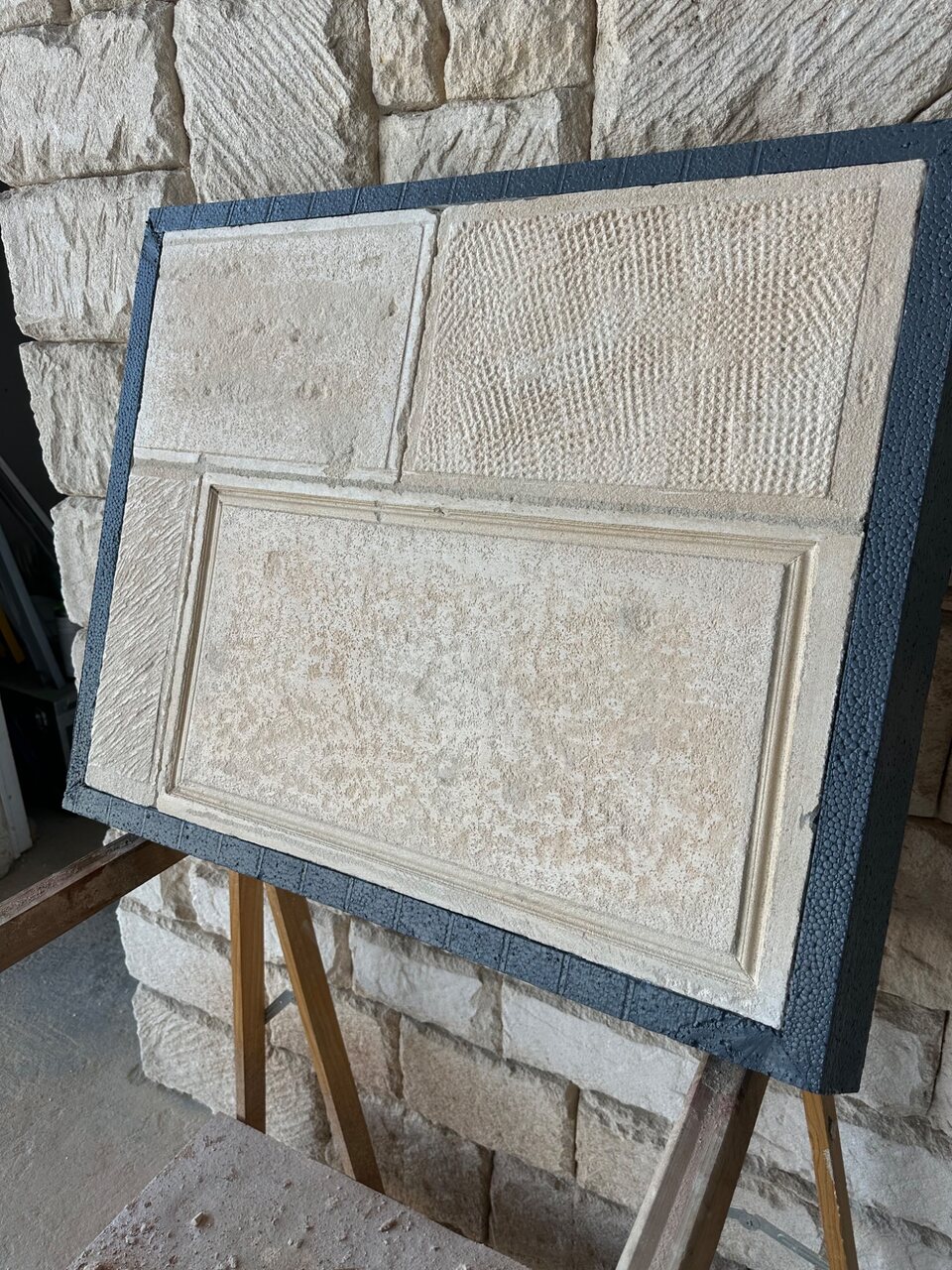 Maquette Pierre de Crillon réalisée par Thierry BKLK avec panneaux de pierre de taille aux finitions lisse, bouchardée, layée et moulurée