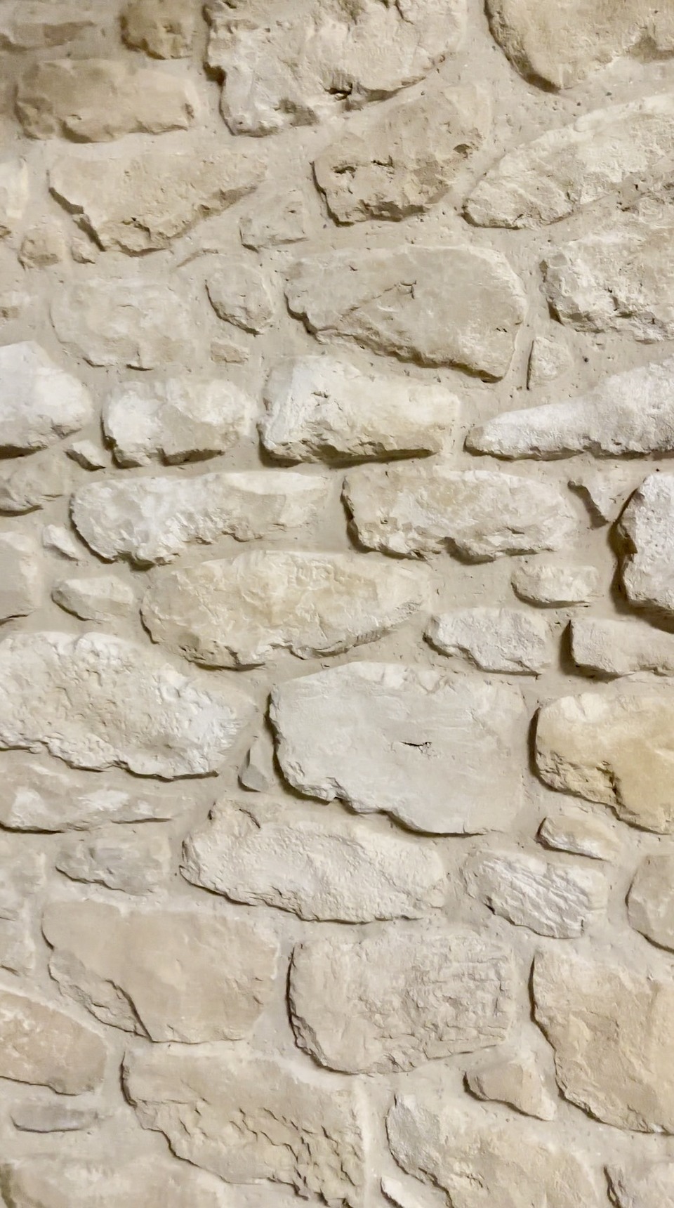 Mur provençal en pierres claires irrégulières, photographie d’inspiration pour la création sur mesure Pierres de Venasque