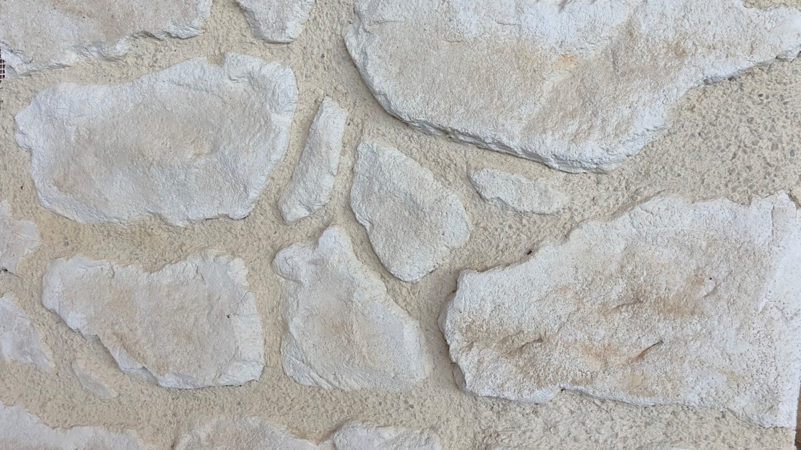 Détail de la création Pierres de Venasque, reproduction artisanale d’un mur en pierre provençale claire avec joints chaux et sable