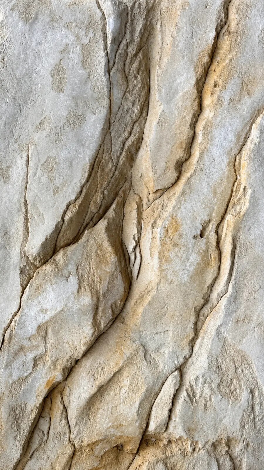 Effet roche sur mesure — relief minéral sculpté | Authenti-Stones™ Détail vertical d’un décor effet roche sculpté à la main par Authenti-Stones™
